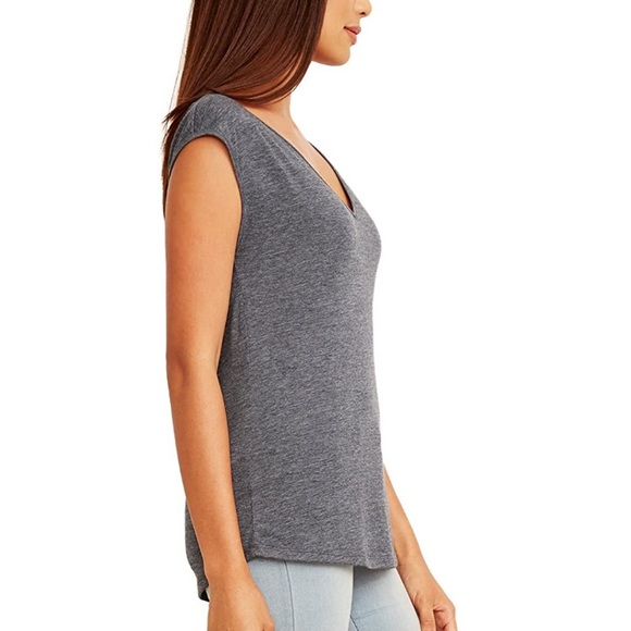 ♥️ Simple and Soft Gray sleeveless V Neck - Picture 3 of 5